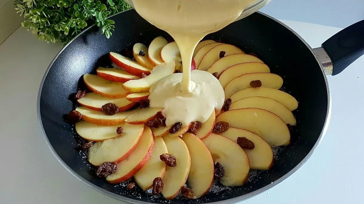 No-oven skillet apple cake (just 1 egg)